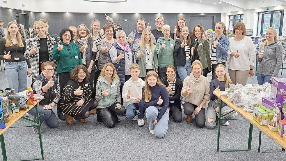 Vor dem Ansturm stellten sich die freiwilligen Helferinnen und Helfer zum Gruppenfoto auf. Foto: privat
