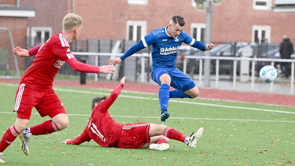 TuRa 07 (rote Trikots) stand lange hinten sicher. Foto: Doden/Blomberg