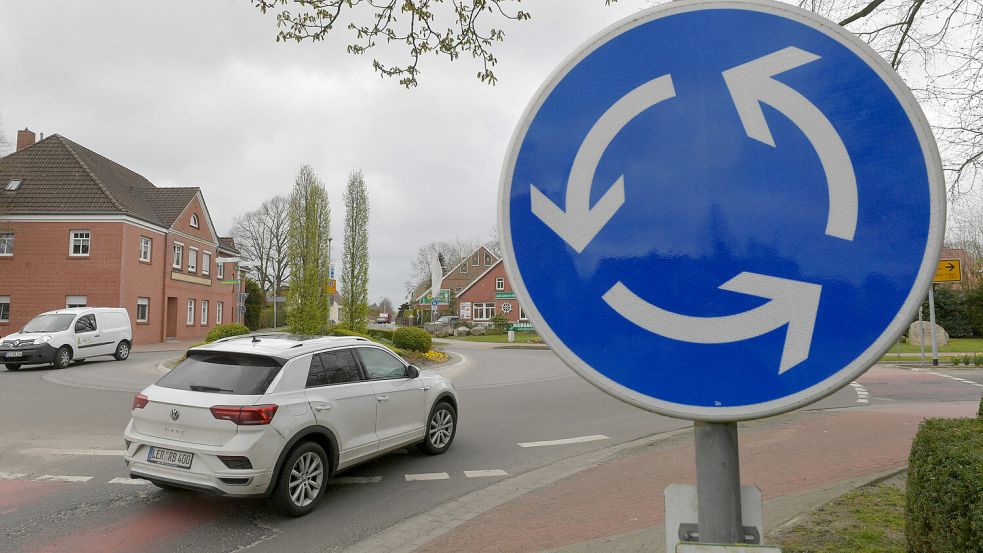 Der Kreisverkehr in Neermoor sei grundsätzlich für Fußgänger sicher, urteilte die Verkehrsplanerin. Noch besser wäre es mit Zebrastreifen an den Einmündungen. Foto: Ortgies/Archiv