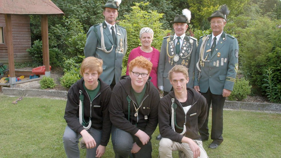2012 war Wilfried Heidergott (Mitte) mit seiner Königin Erika auf dem Schützenthron. Fotos: Weers