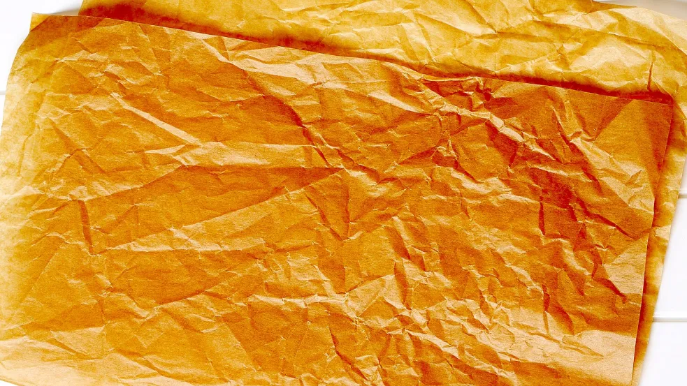 Nach dem Backen muss das Backpapier in den Müll. Aber in welchen? Foto: IMAGO/Panthermedia/Ajafoto