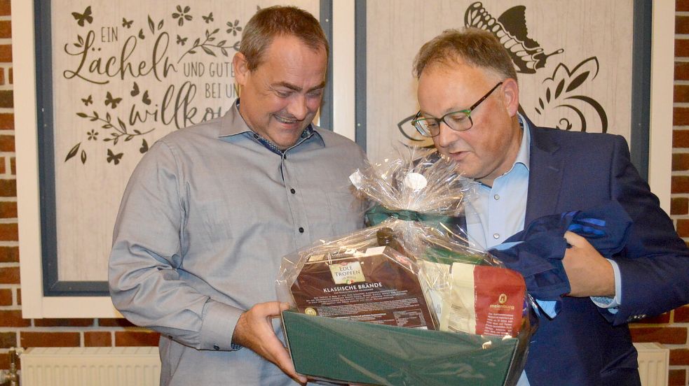 Im Namen des Vorstandes überreichte der 1. Vorsitzende Horst Junior (rechts) dem scheidenden Jugendobmann Markus Stiefken (links) als Dank und Anerkennung einen Präsentkorb sowie ein Trikot des Vereins. Foto: Weers