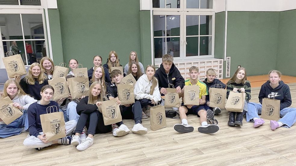 Geschenke für alle: Die Gastgeber aus dem polnischen Środa Śląska verteilten Geschenktüten an alle Teilnehmer (hier die Jugendlichen der HRS Saterland) des Schüleraustausches. Foto: HRS Saterland/ Miriam Kösters