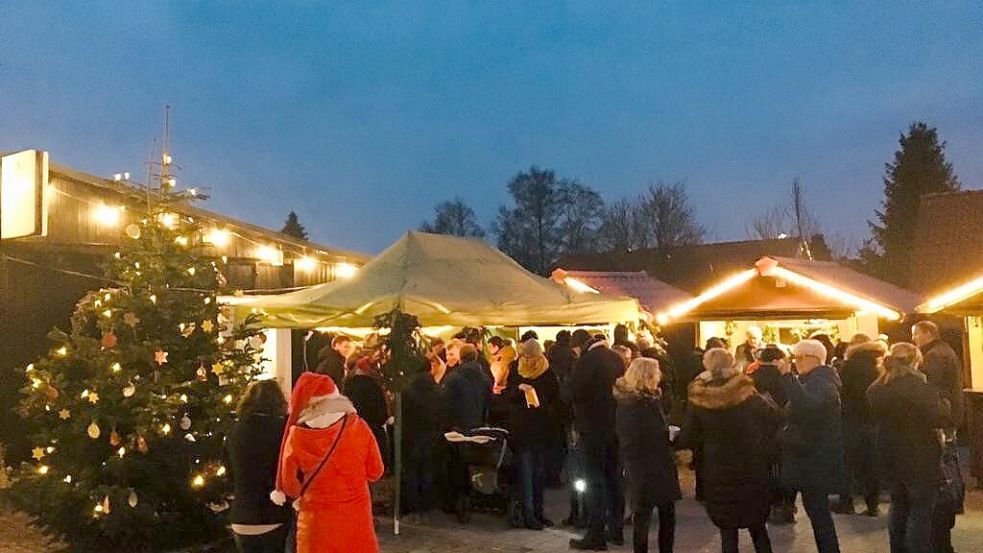 Der Weihnachtsmarkt bei der Mühle in Stapelmoor lockt jedes Jahre zahlreiche Besucher an. Dort erhält man auch traditionelles Speckendickenmehl. Die Mischung wird dort hergestellt. Foto: Dorfverein Stapelmoor
