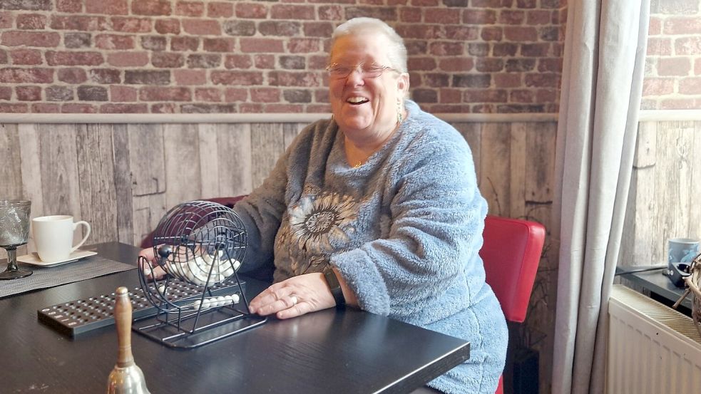Ute Maas (61) aus Midlum hat den Seniorennachmittag im "Junior's am Hafen" schon öfter besucht und sich darauf spontan für das neue Angebot zur Verfügung gestellt: als Spielleiterin des Bingo-Nachmittags, der jetzt auch regelmäßig stattfinden soll. Foto: Gettkowski
