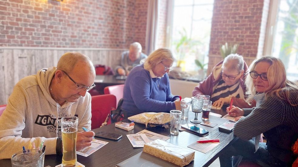 Bingo scheint im Trend zu liegen: Konzentriert studieren die Teilnehmer ihre Bingo-Karten. Foto: Gettkowski