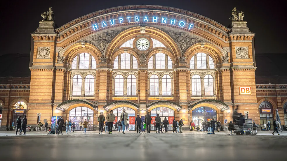 Für den Bremer Hauptbahnhof gilt in der Weihnachtszeit stundenweise ein strenges Waffenverbot. Foto: Mohssen Assanimoghaddam / dpa