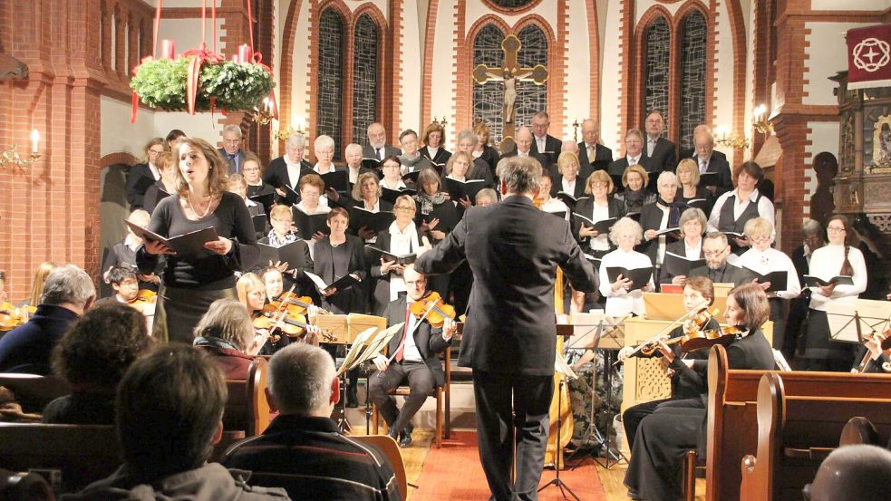 Kirchenkreiskantor Andreas Kronfeld führte viele bedeutende Werke der Kirchenmusik in der Hoffnungskirche auf. Hier dirigiert er ein Konzert mit der Kantorei, die er aufgebaut hatte, Solisten und Orchester. Archivfoto: GA