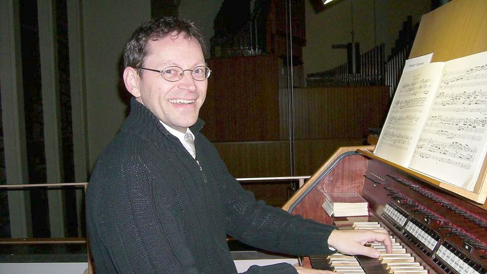 18 Jahre lang, von Juli 2006 bis Ende Juni 2024, war Andreas Kronfeld Kirchenkreiskantor für den Kirchenkreis Rhauderfehn. Er stammt aus Leipzig, hat dort Kirchenmusik an der Staatlichen Hochschule studiert und ist jetzt im Alter von 66 Jahren in Ruhestand gegangen. Archivfoto: GA