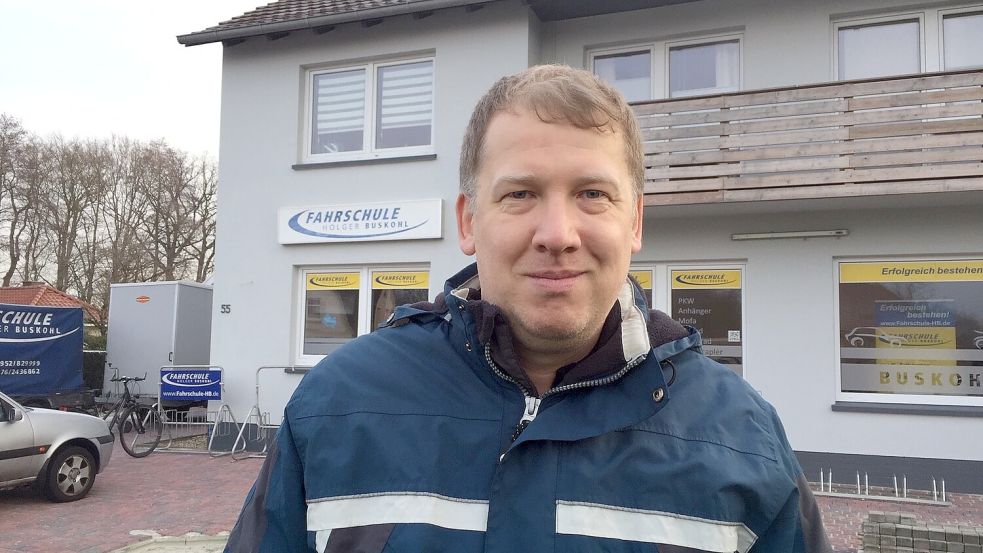 Holger Buskohl ist Fahrschullehrer in Rhauderfehn. Foto: Hellmers