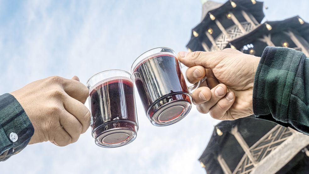 Heißer Glühwein ist auf dem Weihnachtsmarkt ein Renner – in der Mittagspause darf aber nicht jeder zugreifen. Foto: IMAGO / Wolfgang Maria Weber