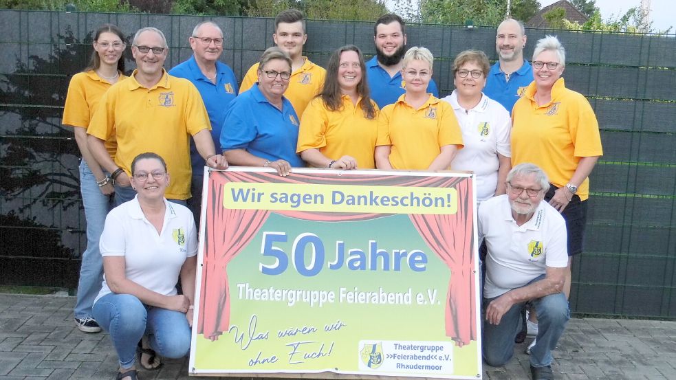 Das Gruppenbild mit Plakat ziert das Jubiläumsheft. Foto: Theatergruppe Feierabend