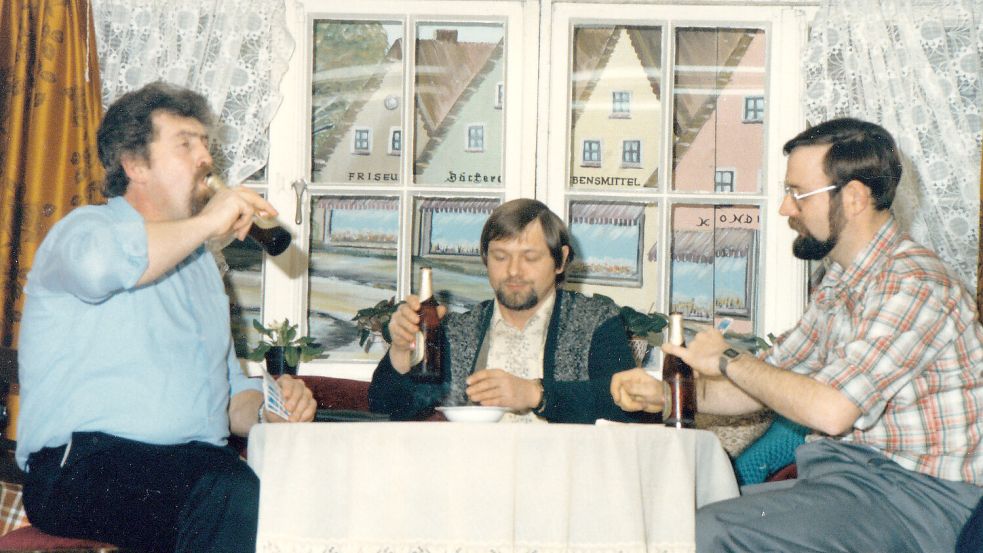 „Modder kriggt Zwangsurlaub“, die Männer Bier: 1986 auf der Bühne. Foto: Theatergruppe Feierabend