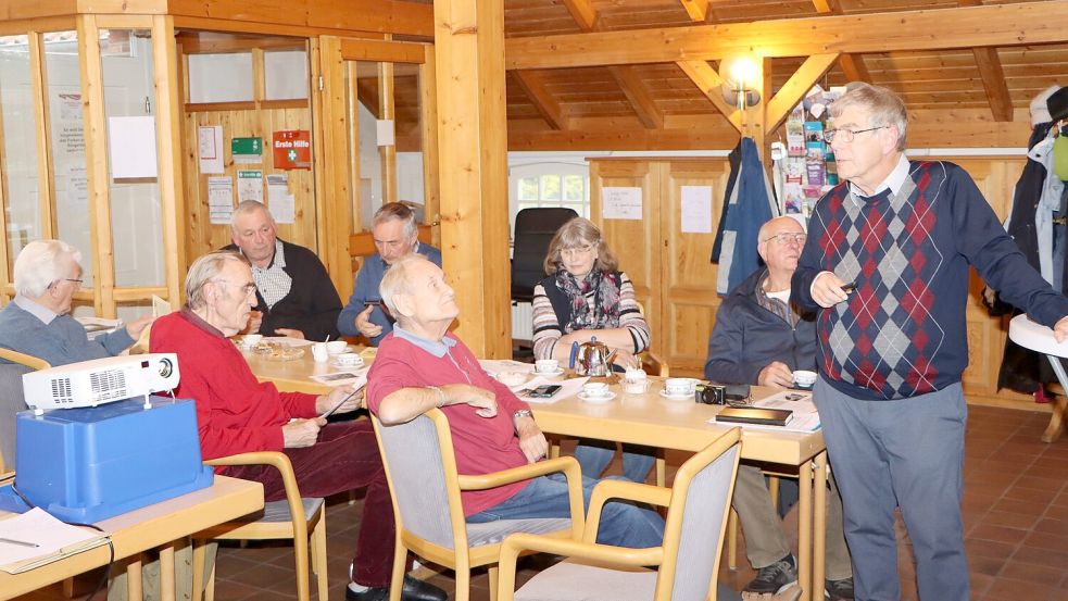 Dr. Egon Helling referiert zum Thema „Vasa sacra – Heilige Gefäße“. Foto: Frank Groeneveld