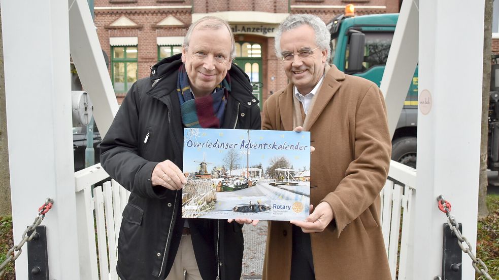 Rotary-Präsident Jan-Peter Schubert (links) und Andreas Damke, Sprecher des Rotary-Clubs, präsentieren den neuen Adventskalender. Foto: Ammermann