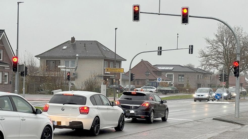 Die relativ langen Rotphasen an der neuen Ampel an der Ecke Hauptstraße/Nordstraße haben einen bestimmten Grund. Foto: Zein