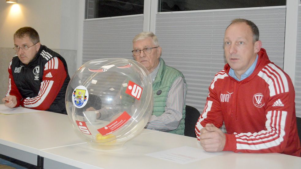 Ralf Theile (von links), Johann Schön und Bernhard Lübbers erklärten den Ablauf.