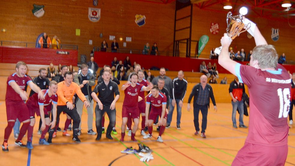 2020 reckte die SG Westoverledingen den Siegerpokal in die Höhe.
