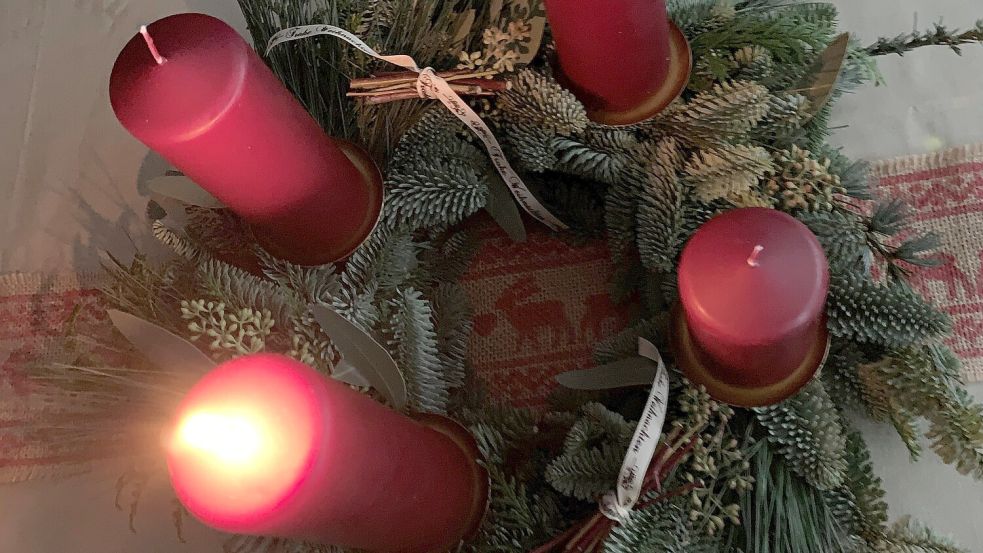 Tannenduft in der Nase und eine besinnliche Zeit vor Augen: Es macht Spaß, den Adventskranz selbst zu binden. Foto: Susanne Risius-Hartwig