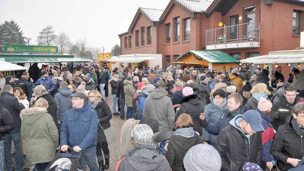 Der Weihnachtsmarkt in Flachsmeer ist immer gut besucht. Foto/Ammermann/Archiv