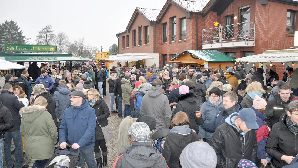 Der Weihnachtsmarkt in Flachsmeer ist immer gut besucht. Foto/Ammermann/Archiv