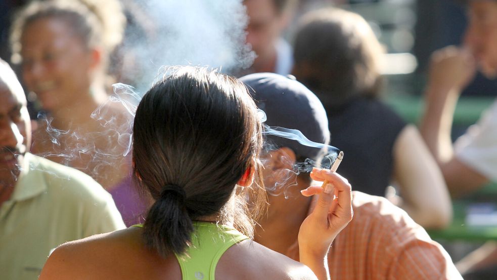 Rauchen im Biergarten: Bleibt erstmal erlaubt. Foto: IMAGO/Sammy Minkoff