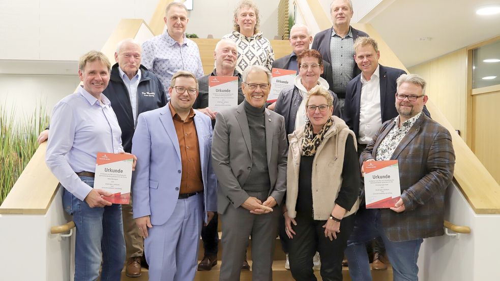 Beim ersten Ehrenabend der Gemeinde Barßel für Betriebe und Unternehmen im Atrium des Barßeler Rathauses ehrte Bürgermeister Nils Anhuth (vorne 2.v.li.) langjährige mittelständische Unternehmen in der Gemeinde Barßel mit einer Urkunde und Präsent. Den Impulsvortrag hielt Hermann Schüller (unten Mitte). Foto: Passmann