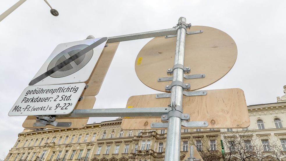 Auf dem neugestalteten Christian-Broda-Platz in Wien gibt es jetzt Holz-Verkehrsschilder. Foto: Fürthner PID