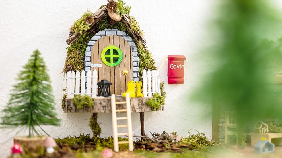 Eine Weihnachtstradition aus Skandinavien ist nach Deutschland rübergeschwappt: die Wichteltüren bzw. -häuser. Unser Kolumnist lässt den Wichtel 2024 bei sich und seinen Kindern einziehen. Foto: IMAGO/Funke Foto Services