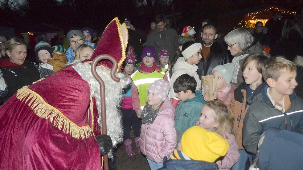 Von den Kindern sehnlichst erwartet: Der Besuch des Nikolaus. Dieser hatte Geschenke mitgebracht.