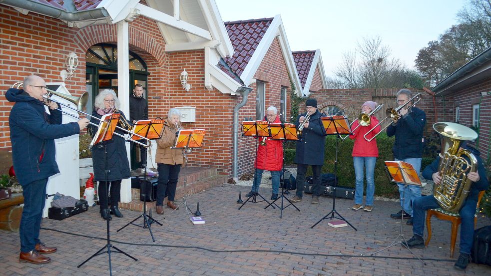 Der Posaunenchor erfreute die Besucher mit einigen Weihnachtsliedern. Fotos: Weers