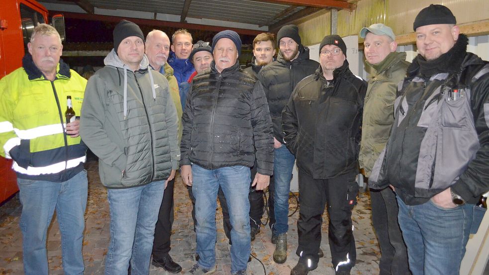 Zum Erbauerteam, die sich hier auf dem Grundstück Hanneken versammelt haben, gehören (von links) Günter Müller, Daniel Hanneken, Peter Broese, Frank Fennen, Gregor Lindert, Wolfgang Pieper, Tim Kramer, Kevin Meibers, Christian Harms, Christian Menken und Holger Harms. Foto: Fertig