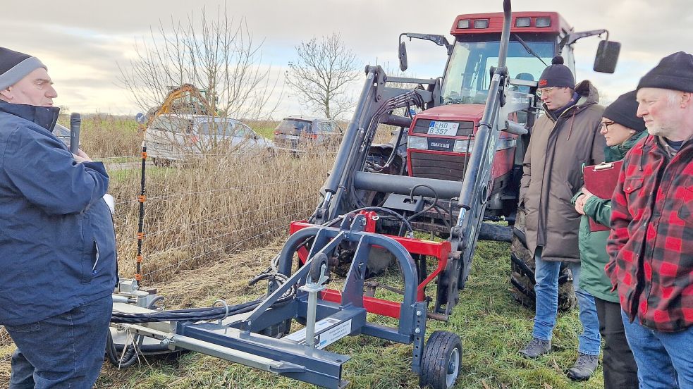Bei der Info-Veranstaltung wurden auch Geräte für das maschinelle Freischneiden der Schutzzäune vorgestellt. Foto: Gettkowski