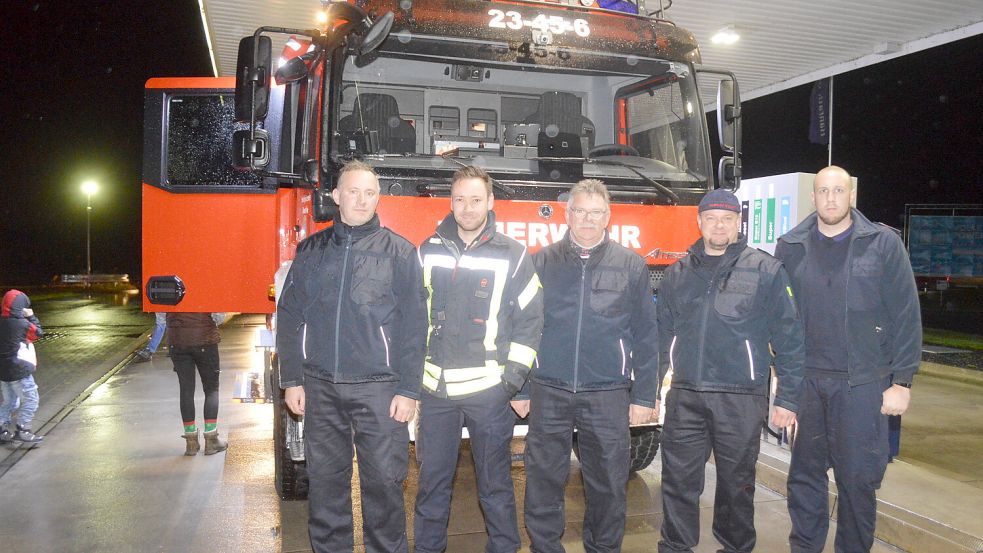 Die Klostermoorer Feuerwehrleute Gerold Südtmann, Holger Harms, Felix Heitfeld, Chris Büscher und Ortsbrandmeister Alfred Willms haben das neue Fahrzeug überführt. Foto: Weers