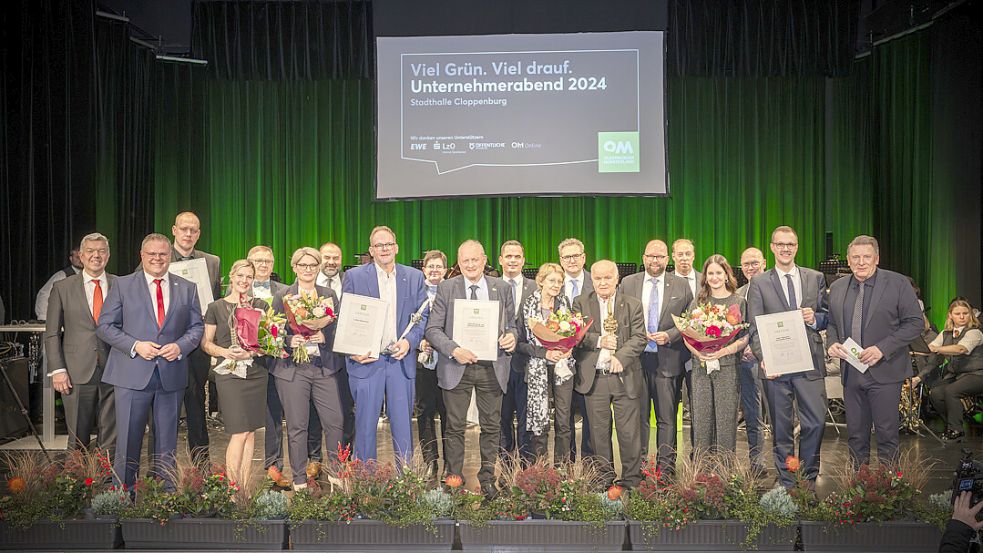 Wurden verdient für ihre unternehmerische Leistung ausgezeichnet: Die Preisträger Timo Plenter und Ina Stuke (Existenzgründer des Jahres 2024), Alwin Lamping und Daniel Menke (Innovationspreis des Jahres 2024), Lothar Koopmann (Unternehmer des Jahres 2024) und Hans Höffmann (Unternehmerisches Lebenswerk) freuten sich gemeinsam mit ihren Laudatoren, den Bürgermeistern, Moderator Ludger Abeln sowie OM-Präsident Tobias Gerdesmeyer und OM-Vizepräsident Johann Wimberg. Foto: Gerald Lampe/foto hoelzen