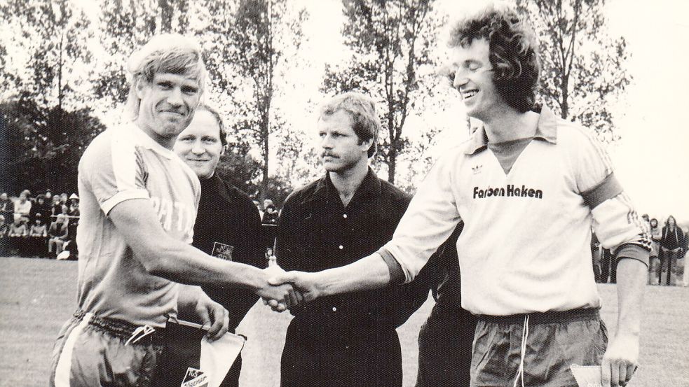 Gerd Koch war viele Jahre lang auch als Schiedsrichter aktiv. Das Bild aus dem Jahr 1978 zeigt ihn in der Bildmitte bei einem Freundschaftsspiel zwischen Werder Bremen und TuS Weener. Auf dem Bild sind noch Werder-Kapitän Per Röntved (links) und der Weeneraner Heinz Eilers (rechts) sowie Linienrichter Helmut Venekamp zu sehen. Foto: Archiv