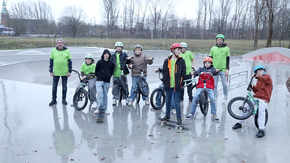 Der Skatepark auf dem Areal der IGS Barßel ist fertiggestellt und wird schon von den Jugendlichen genutzt. Gemeindejugendpfleger Hartmut Börchers (links) und sein Mitarbeiter und Initiator des Parks Michael Bohnen (links) schauen zu. Foto: Passmann