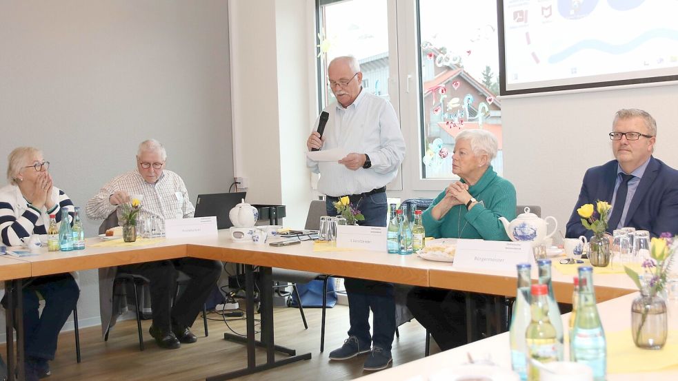 Günter Lendzian, Vorsitzender der ostfriesischen Seniorenbeiräte aus Wittmund, eröffnete und leitete das Treffen. Foto: Kirsten Beening.