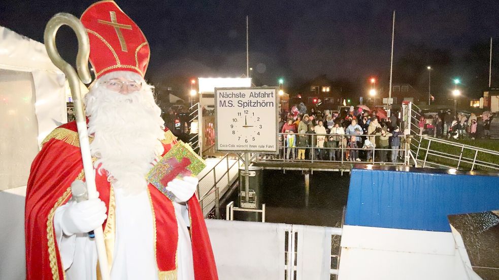 Der Nikolaus kam mit der „MS Spitzhörn“ nach Barßel in den Hafen. Foto: Passmann