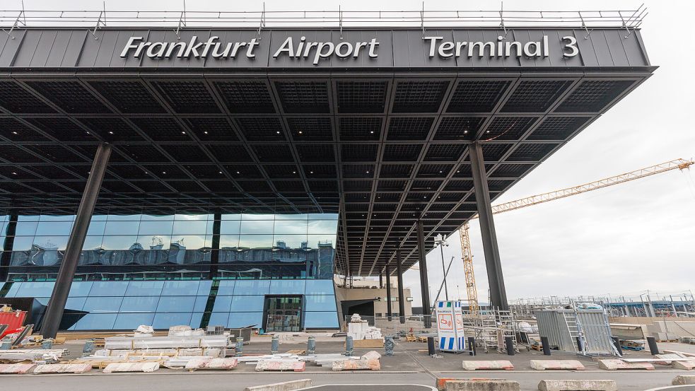 „Frankfurt Airport Terminal 3“ steht außen an der Abflug- und Ankunftshalle. Das Terminal 3 soll 2026 eröffnet werden. Foto: dpa/Lando Hass