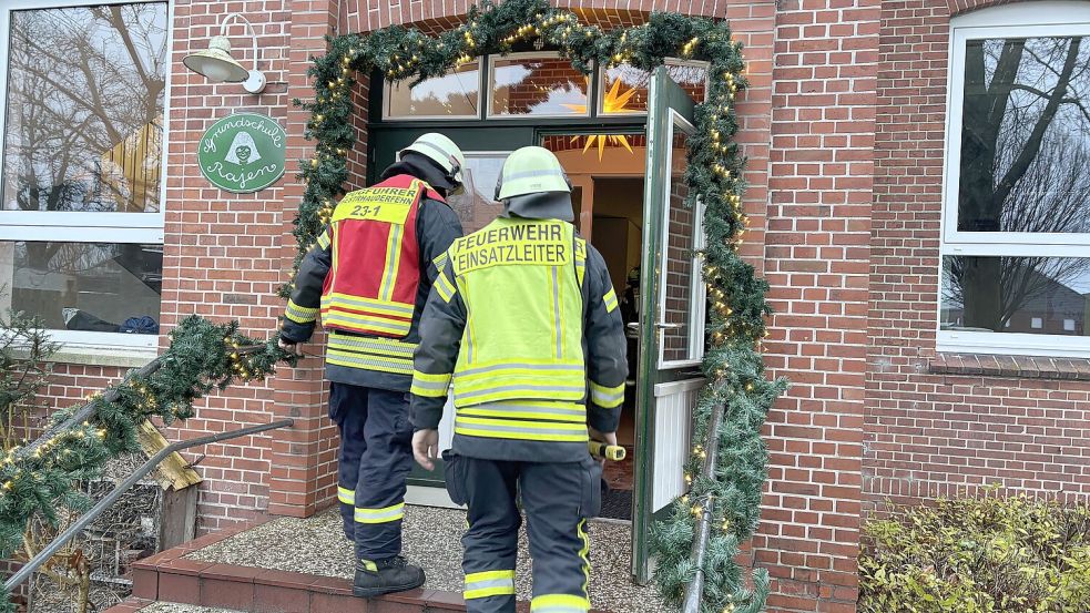 Die Feuerwehr Westrhauderfehn war schnell vor Ort. Aktuell wird nach der Ursache für den Brandgeruch in der Schule gesucht. Foto: Ammermann