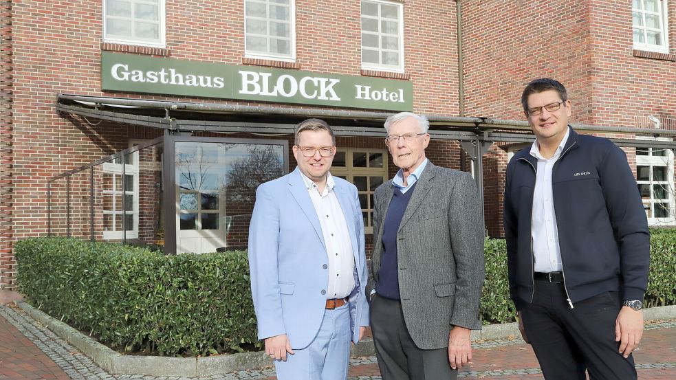 Unternehmer Eugen Block lässt sein Gasthaus und Hotel Block (Elternhaus) in Harkebrügge umfassend renovieren. Seine Idee stellte er zusammen mit Geschäftsführer Matthias Steck dem Barßeler Bürgermeister Nils Anhuth vor. Foto: Passmann
