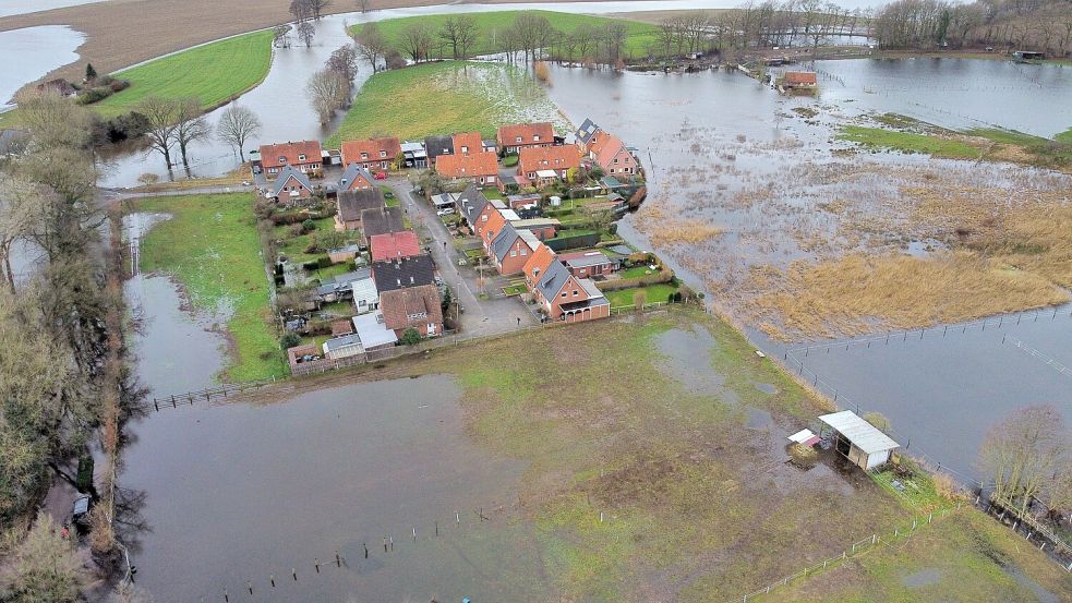 Auch die Gefährdung infolge von Naturgewalten nimmt zu. Das Foto zeigt eine vom Hochwasser Ende 2023 / Anfang 2024 eingeschlossene Wohnsiedlung in Lingen. Archivfoto: Matthias Becker