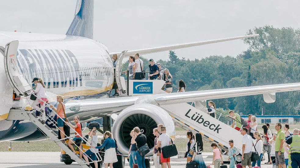 Ryanair fliegt ab dem Sommer 2025 vom Flughafen Lübeck aus europäische Ziele an. Foto: dpa/Markus Scholz