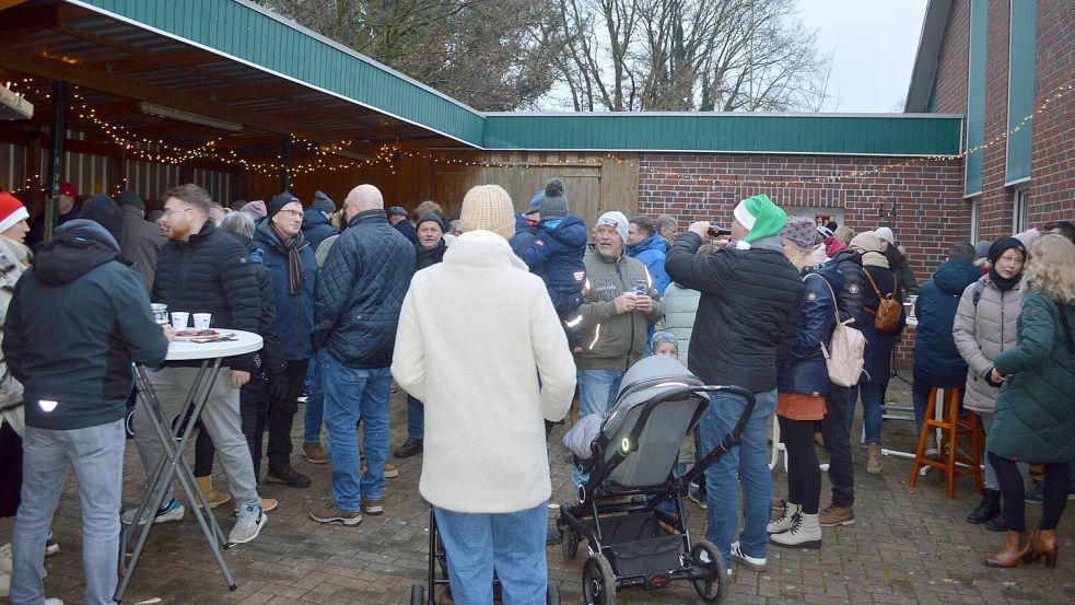 Gutbesucht war der "Adventstreff Hunsteert“ auf dem Schützenplatz in Völlenerkönigsfehn. Foto: Weers