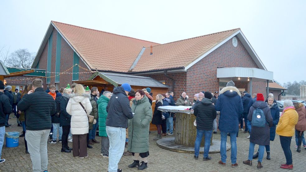 Viele Vereine und Gruppen haben sich an der Ausrichtung des „Adventstreffs Hunsteert“. Auf dem Schützenplatz in Völlenerkönigsfehn war sehr viel los.Foto: Weers