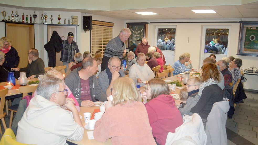 Im Schützenhaus wurden Kaffee, Tee und Kuchen gereicht. Foto: Weers