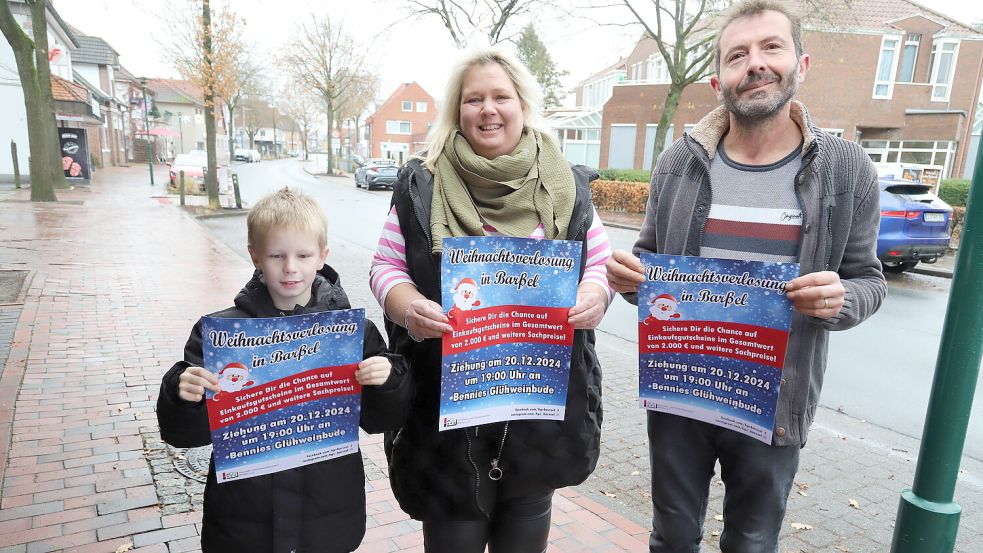 Werben mit Plakaten für die Weihnachtsverlosung des HGV Barßel: Christoph Kreke (von links), Natascha Deters und Arben Haxhijaj. Foto: Passmann