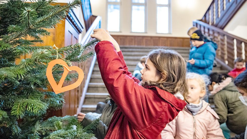 Wie sieht die Vorweihnachtszeit an Schulen mit wenig christlichen Kindern aus? Foto: IMAGO / Funke Foto Services