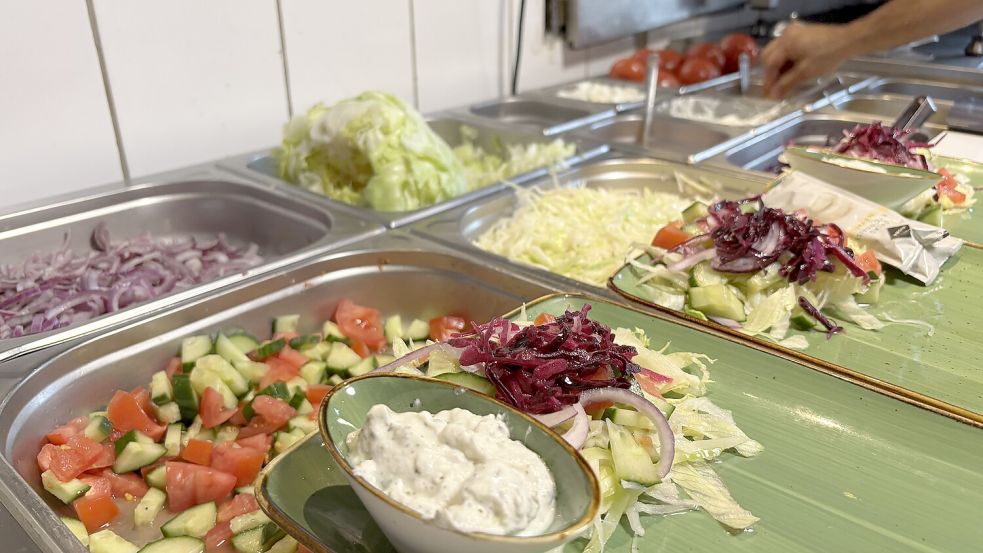 In der Küche wird gerade frischer Salat zubereitet.